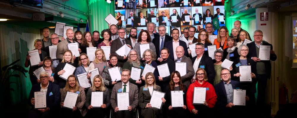 Klimatkontrakt 2030 signeras av den politiska ledningen i 2030-städerna och generaldirektörer från sex myndigheter samt Viable Cities ledning. Pressbild: energimyndigheten