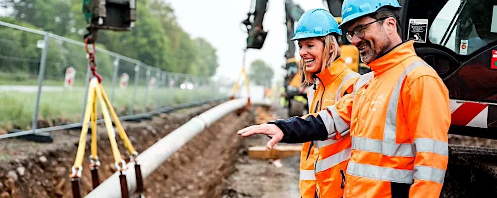 Badenova Netz tekniska direktör Julie Bürkle-Weiss och projektledare H Wölfle övervakar arbetet med att lägga den första vätgaspipelinen i södra Tyskland. Foto: Badenova Netze