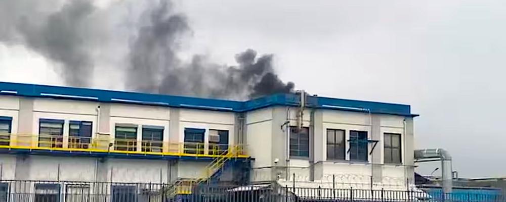 Rök stiger upp ovanför en byggnad vid Elkems kemiska anläggning, som drabbats nyligen av en misstänkt vätgasexplosion, i Saint-Fons (Rhône). Skärmavbild, kredit: FRANCE TÉLÉVISIONS