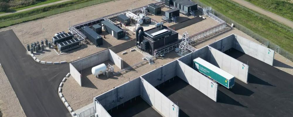 Företaget European Energy har inlett vätgasproduktion vid den utbyggda Power-to-X-anläggningen i Måde i Danmark efter att ha ökat elektrolyskapaciteten. Bolaget uppger att uppgraderingen till 8,1 megawatt följer efter installation och driftsättning av en ytterligare enhet. Bild. European Energy