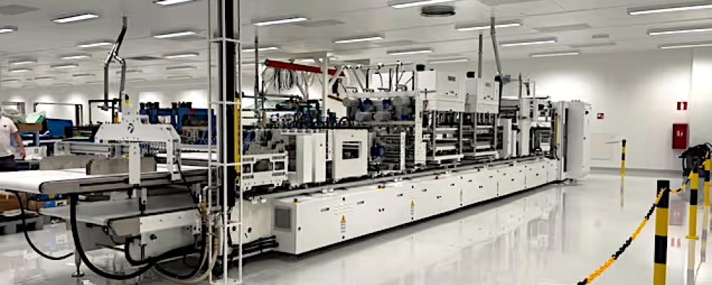 Wipak bygger nu ut sin anläggning i Nastola när den nederländska fabriken inte kan expandera på grund av begränsad elnätskapacitet. Produktionen av medicinska sterilförpackningar sker i renrum med avancerade ventilationssystem som kräver stora mängder el. Foto: Wipak Oy.