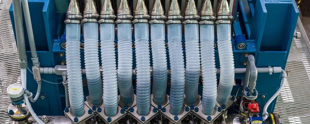 Företaget Verdagy har utvecklat en modulär elektrolysör för vätgas produktion med en kapacitet på 20 megawatt – kallad eDynamic – som kan byggas ut till anläggningar på 200 megawatt eller mer. Systemet har hög verkningsgrad (ungefär 41–51 kilowattimmar per kilogram producerad vätgas) och klarar av att operera brett dynamiskt med snabb omställning – från full kapacitet till fem procent på under två minuter. Foto: Verdagy