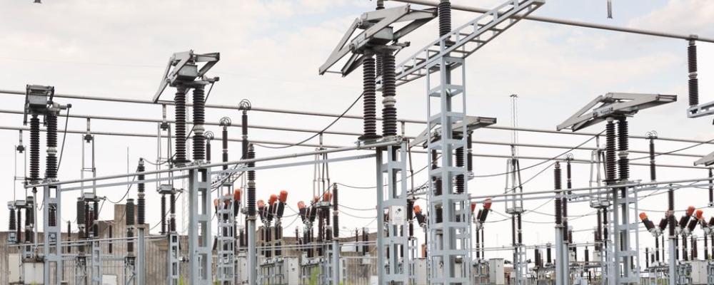 Satsningen i Ovesholm är en del av E.ONs rekordstora investeringsprogram i det svenska elnätet. Den ny stationen ersätter en gammal i Vä. Den får ett 50 kV-ställverk, två nya transformatorer och ett modernt 10 kV-ställverk, och kopplas till 50 kV-ledningen mellan Önnestad och Hörby. Foto: Erika Weiland, Apelöga
