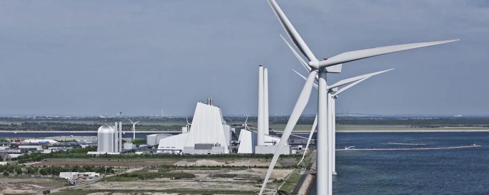 Ørsteds och Danmarks första storskaliga CCS-projekt, Avedøre kraftverk. Byggandet av två anläggningar för koldioxidinfångning (CCS) vid kraftvärmeverken Asnæs i Kalundborg och Avedøre i Storköpenhamn fortskrider. Anläggningarna ska fånga in koldioxidutsläpp från förbränning av träflis respektive halm och markerar starten på Danmarks första fullskaliga CCS-projekt. Från och med början av 2026 väntas anläggningarna tillsammans kunna fånga in 430 000 ton biogen koldioxid per år. Eftersom koldioxiden kommer från förnybara källor innebär detta att växthusgaser faktiskt tas bort från atmosfären, vilket ger ett tydligt bidrag till Danmarks klimatmål för 2025 och 2030. Foto: Ørsted