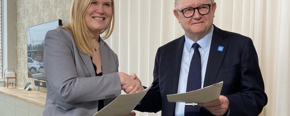 Annsofie Thuresson, kommunstyrelsens ordförande och Göran Engberg, vd för Nordic Nuclear Energy AB. Pressbild: Kävlinge kommun