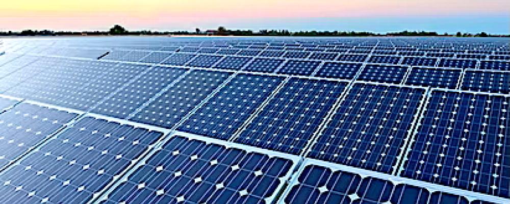 Projektet beräknas kunna skapa närmare 1 000 arbetstillfällen inom tillverkning och forskning. Samtidigt sker satsningen på en global solmarknad som redan präglas av överkapacitet, pressade priser och hård konkurrens från asiatiska tillverkare, särskilt från Kina. Foto: Symbolbild: Awendio