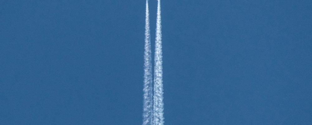 Flygplan i luften.  Foto: Ben Klewais / Unsplash