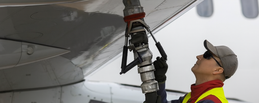 Frågan om syntetiska flygbränslen ingår i en större global konkurrens. Projekt som Infiniums ”Project Roadrunner” i Texas, som förväntas producera e-bränslen från slutet av 2026, visar att investeringar sker snabbare utanför Europa. Bild: Illustration: AI-genererad bild. Ej ett fotografi.© Conventus