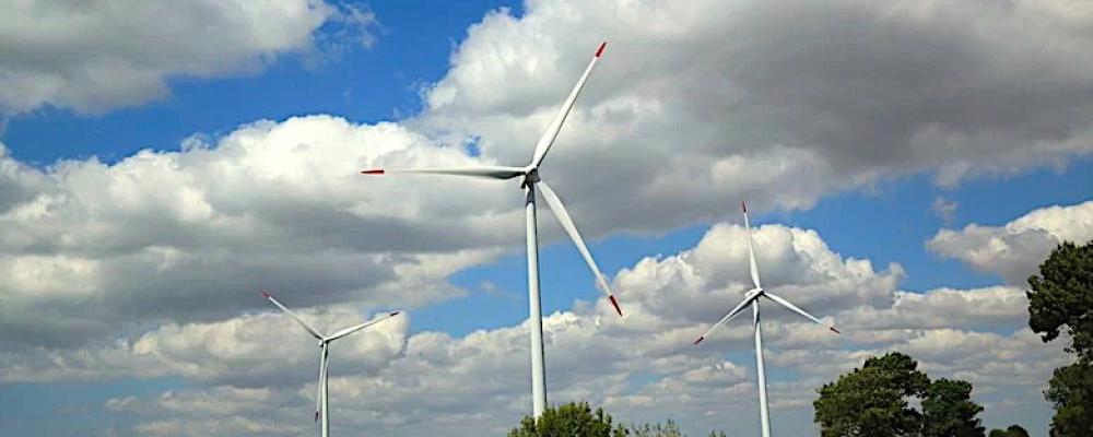 Vindkraftverk. Vindparken Vacareni i Rumänien ska bestå av 17 turbiner med en total effekt på 102 megawatt. Foto: Big Mega Renewable Energy