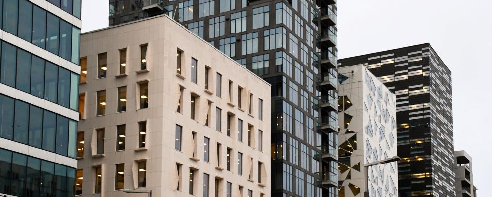 EG:s analys av över 1500 byggnader visar att införandet av Danfoss Leanheat minskat värmeförbrukningen med nästan 10 % på 2,5 år – utan att komforten påverkats, med stabila inomhustemperaturer på 21,7–22 °C.