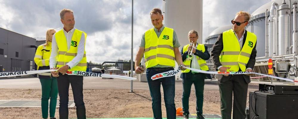 Bandklippning och invigning av St1 Biokraft Mönsterås. Bandet klipptes av Allan Widman, Landshövding Kalmar Län, Lasse Andersson, ordförande Mönsterås Biogas AB och Miika Johansson, VD St1 Biokraft Liza Simonsson St1 Biokraft