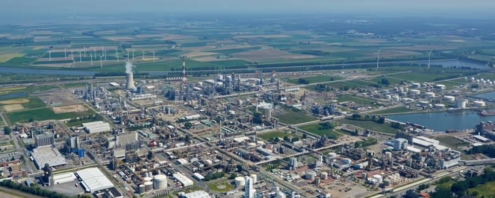 Flygbild över BASF:s stora kemikomplex i Antwerpen där ett CCS- och blått vätgasprojekt, Kairos@C, planeras. Foto: BASF