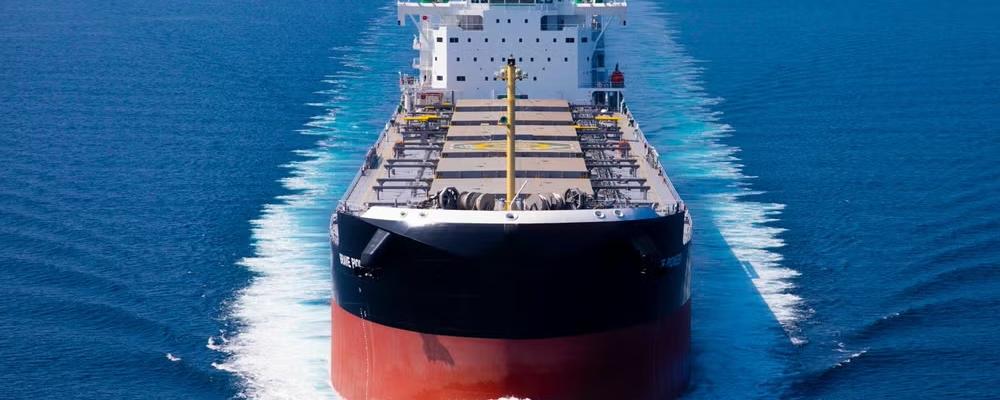 Bulkfartyget Brave Pioneer är världens första i sin storleksklass med tvåbränslemotor för metanol. Foto: Tsuneishi Shipbuilding