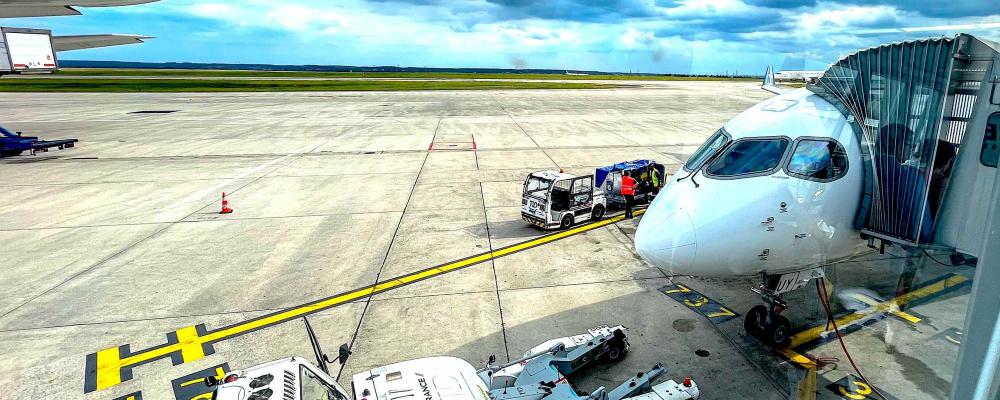 Tankning vid Charles de Gaulles flygplats i Paris. Flygbolag varnar för ökade kostnader när EU:s krav på syntetiskt flygbränsle närmar sig. Foto: Wikipedia Commons Lic. Kredit: Mike Peel.