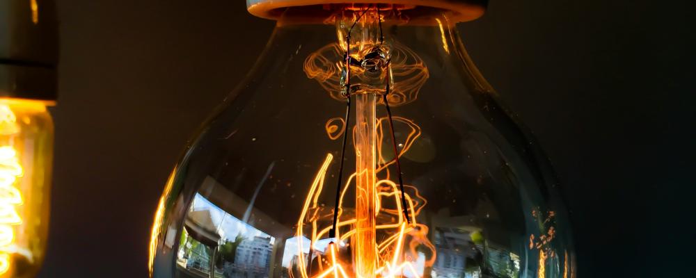 Glödlampa Foto: Christian Dubovan / Unsplash