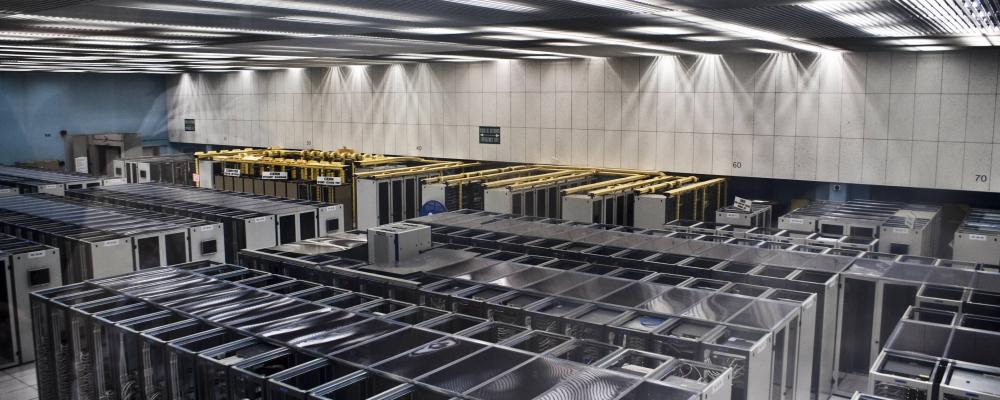 Datacenter XXXL. CERNs serverhall i Schweiz. Foto: Wikipedia Commons Lic. Kredit: Florian Hirzinger – www.fh-ap.com