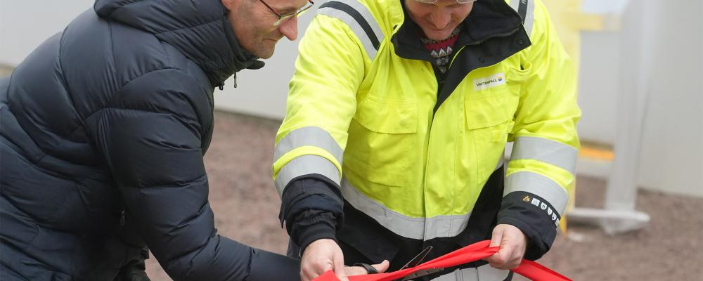 Dan Stolt, nätutvecklingschef på Nordion Energi, och Gustaf Hollander, projektledare på Vattenfall Services Nordic, inviger ställverk. Pressbild: Nordion Energi