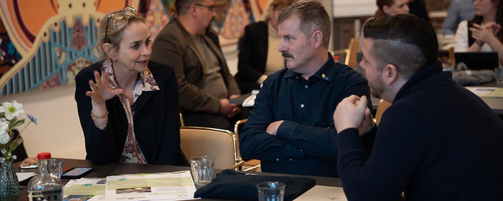 Peter Ericsson, Pajala kommun, diskuterar fjärrvärme med internationella projektpartners. Pressbild: Energikontor Norr