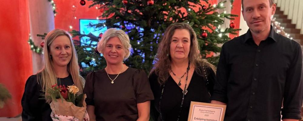 Angelica Vägermark, biträdande fastighetschef, Karin Björkman, teknisk projektledare, Jeanette Nyberg, drifttekniker, och Joakim Sjödahl, energisamordnare, tog glatt emot Årets framtidspris – energieffektivisering. Pressbild: Enköpins kommun