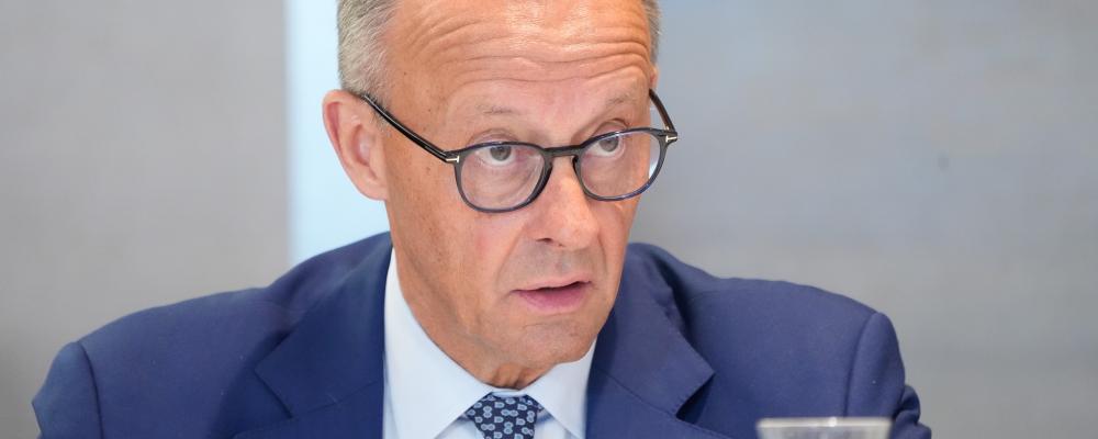 Att förbundskansler Merz nu öppet erkänner misstagen markerar ett skifte i tonläget. Men utan konkreta beslut riskerar kritiken att stanna vid ord, medan energisystemets grundproblem kvarstår. Foto: Wikipedia Commons Lic. Flickr. connect@epp.eu