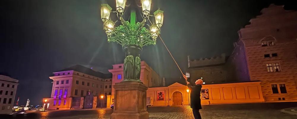 Equinors vd Anders Opedal tänder en gaslykta i Prag. Foto: Helga Hovland/©Equinor.