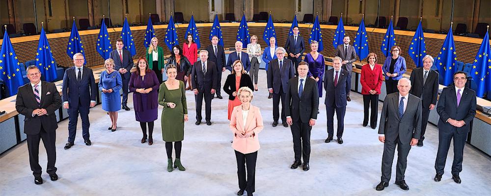 Europeiska kommissionens medlemmar samlade i samma bild. Kommissionen har också aviserat att en tredje auktionsomgång om vätgas är planerad till slutet av 2025, med ytterligare en miljard euro i potten. Syftet är att stärka utvecklingen av grön vätgas som en nyckelteknik i omställningen av Europas energisystem. Foto: Europeiska Kommissionen