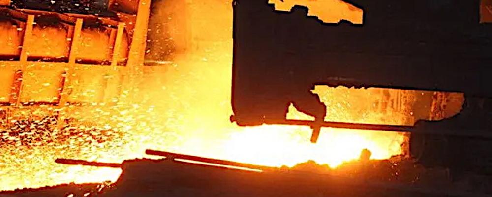 Bilden visar smält järn som produceras med FINEX-processen. Om företaget Posco (tidigare Pohang Iron and Steel Company) är ett av Sydkoreas största industriföretag och en av världens största stålproducenter. Bolaget grundades 1968 och har sitt huvudkontor i Pohang. Posco är känt för att ha utvecklat innovativa produktionsmetoder, däribland FINEX-processen, som syftar till att minska miljöpåverkan från ståltillverkning. Företaget är också aktivt inom grön omställning och har investeringar i vätgas, förnybar energi och miljövänliga material. Foto: POSCO