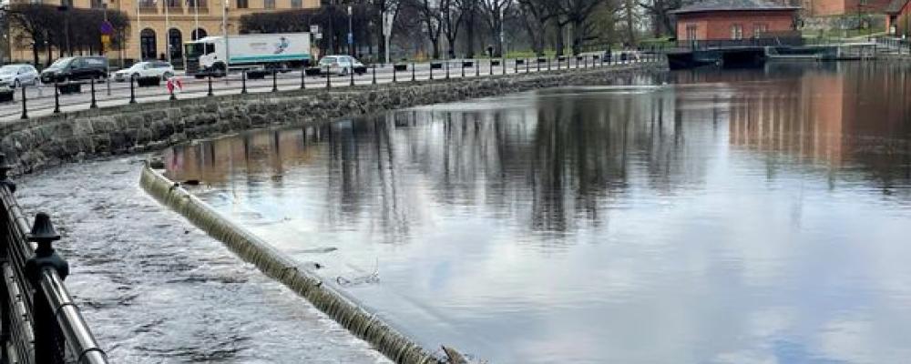 Faunapassagerna i Svartån i Västerås har utsetts till vinnare av Trafikverkets arkitekturpris 2025. Projektet lyfts fram för hur det både hjälper fisken tillbaka till ån och skapar en mer levande och inbjudande miljö mitt i staden. Pressbild: Mälarenergi