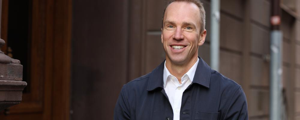 Emil Berggren, gruppchef och ansvarig för fjärrvärme på Energiföretagen, tror att en sänkt energiskatt för elpannor och värmepumpar i fjärrvärmeverksamhet skulle göra mycket för att främja diversifierad produktion. Foto: Energiföretagen