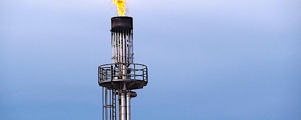 Oljeflamma vid raffinaderi. Foto: Creative Commons Lic. Kredit: Ratfink1973