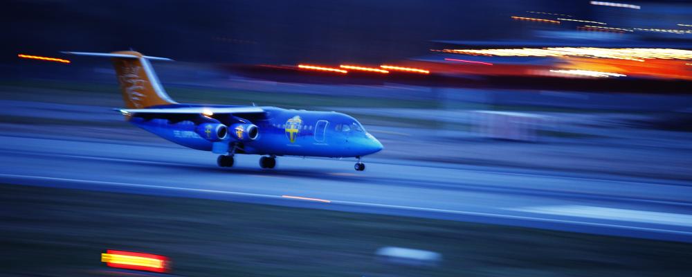 Eftersom det inte är möjligt för piloter som använder sig av utrustning för mörkerseende att se ljuset från LED-baserade flyghinderljus har Transportstyrelsen valt att ställa skärpta krav på att flyghinderljus baserade på LED-teknik utöver synligt ljus också ska utstråla infrarött ljus inom ett våglängdsområde som är synligt med utrustning för mörkerseende. Foto: Transportstyrelsen/Jacob Sjöman