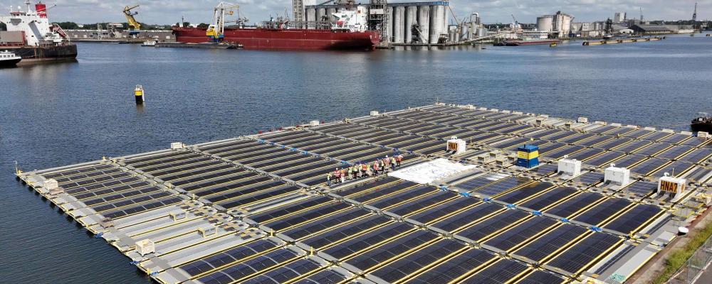 Bildtext: Flytande solpaneler installeras i det havsbaserade vindkraftverket Hollandse Kust Noord. Foto: © Oceans of Energy