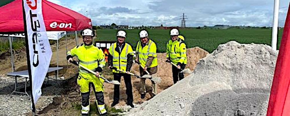 Victor Baum, Craftor, Patrik Källåker, Alfa Laval, Torkild Strandberg, KSO Landskrona och Peter Hjalmar, E.ON tar det första spadtaget för E.ONs nya transformatorstation. Stationen ska lägga grunden för för nya företagsetableringar, fler arbetstillfällen och ett starkare näringsliv i Landskrona. Investeringen motsvarar 150 miljoner kronor. Foto: Jakob Skarphagen, E.ON