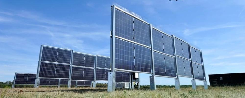 Bilden visar världens största vertikala solenergisystem vid sydvästra änden av landningsbanan väst på Frankfurts flygplats. Enligt Eurener har företagets nya modul med matt yta utvecklats särskilt för platser där traditionella solpaneler kan orsaka visuella störningar.  Foto: Fraport AG.