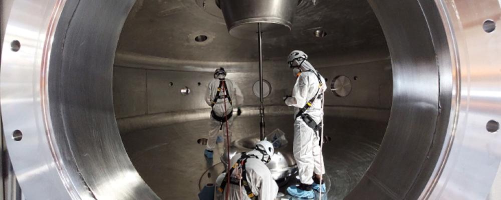 Vid den offentliga demonstrationen lät bolaget en halvt ton tung magnet sväva samtidigt som den inneslöt ett moln av ultravarml plasma. Foto: OpenStar