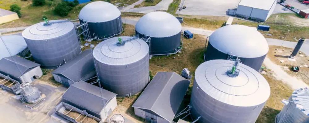 Gasums biogasanläggning i Jordberga startade 2013 och producerar cirka 110 GWh biogas från 90 000 ton substrat per år. Produktionen av biogödsel motsvarar 80 000 ton per år. Den producerade biogasen levereras via gasnätet. Foto: Gasum