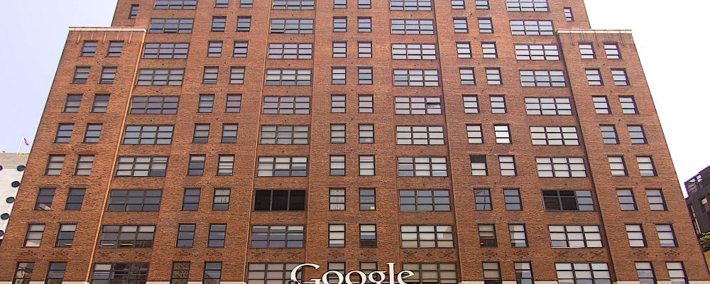 Googles kontorsbyggnad i New York rymmer företagets största annonsförsäljningsteam. Ett fotografi av fasaden mot Ninth Avenue på 111 Eighth Avenue i Chelseadistriktet på Manhattan. Bilden visar Googles nyligen tillagda företagslogotyp – företaget är nuvarande ägare och största hyresgäst i byggnaden vid tiden då fotografiet togs. Foto: Wikipedia Common. Kredit: Scott Roy Atwood –