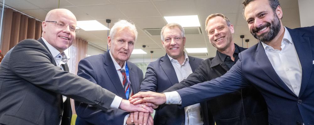 Tobias Hansson, Hitachi Energy, Thomas Pålsson, Svenka kraftnät, Niklas Perssson, Hitachi Energy, Lars Nordén, Svenska 
kraftnät och Andre Gargi, Hitachi Energy. Pressbild: Hitachi Energy