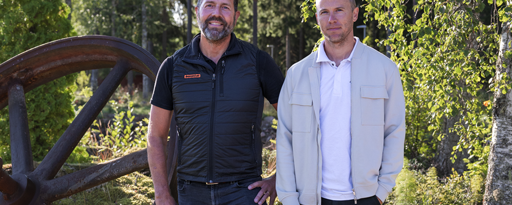 Hans Persson, platschef i Björbo tillsammans med Albin Lindblom, projektledare för uppbyggnaden av den nya kraftstationen. Pressbild: Åkerströms Björbo AB
