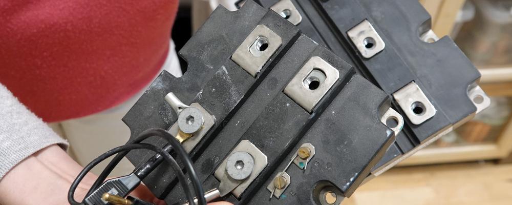 Allting handlar om spänningsomvandlare som kan hantera stora effekter. De byggs bland annat med kiselbaserade IGBT-transistorer som dessa, fast motsvarande enheter med kiselkarbid är under utveckling. Riktiga kraftpaket.