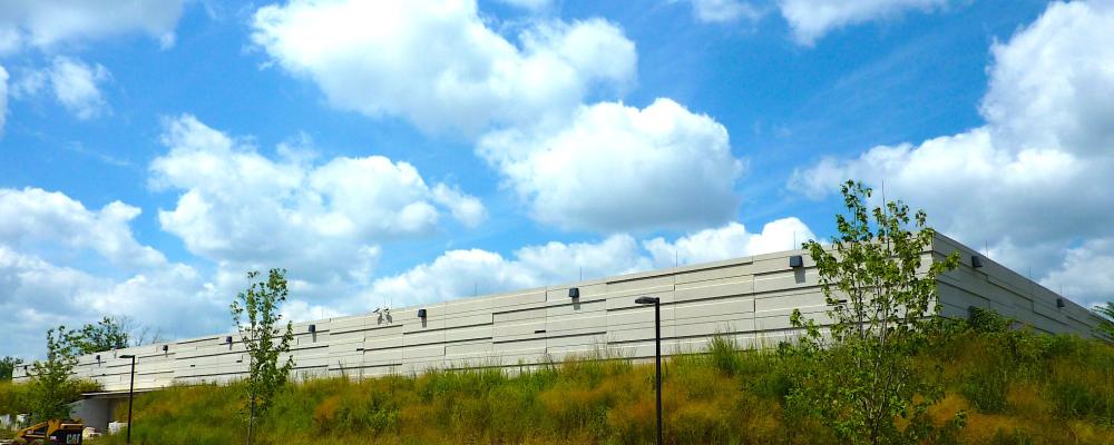 Indiana-universitetets datacenter i USA. Datacenter blir en allt viktigare del av den digitala infrastrukturen, men också ett växande mål för klimatrelaterade rättsprocesser. Tvister om elförsörjning, vattenförbrukning och fossila utsläpp ökar i takt med den globala AI-expansionen. Foto: Wikipedia Commons Lic. Kredit: Vmenkov