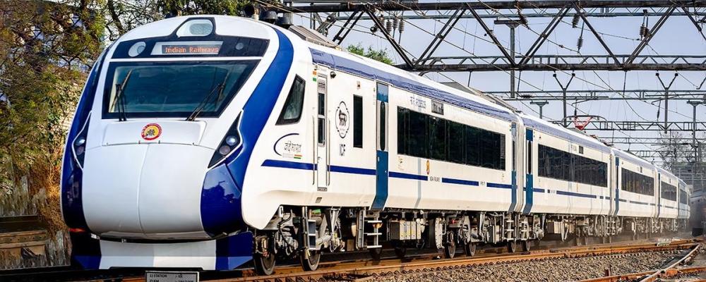 Indiska snabbtåget Vande Bharat Express anländer till Mumbai. Foto: Wikipedia Commons Lic, kredit: Harshul12345