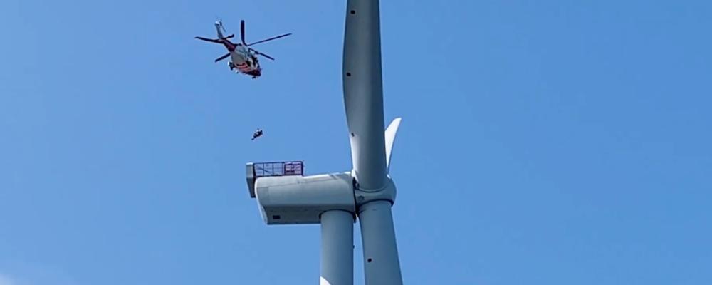 Under två dagar övade deltagarna, inklusive vindkraftsföretaget Ocean Winds, på ett simulerat olycksscenario där ett fartyg kolliderat med ett vindkraftverk efter ett maskinhaveri. För att öka realism användes SAR-helikopter och statister i land. Foto: Ocean Winds