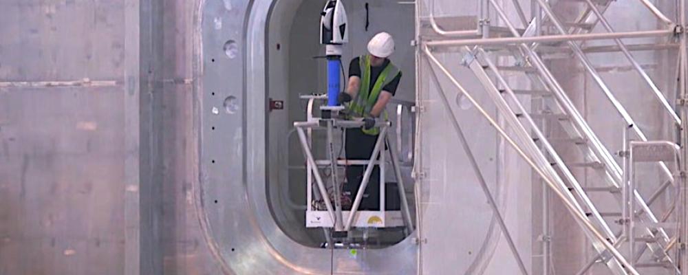 Laserstyrd metrologi och två synkroniserade kranar styrde installationen av Sector Module #5, den första europeiska vakuumkärlsmodulen som placerats i ITER:s reaktorbygge. Foto: ITER