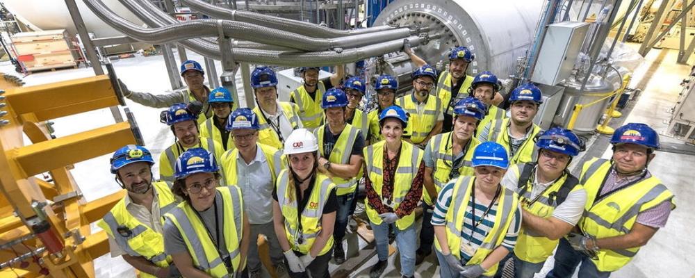 ingenjörskonsten gör framsteg vid ITER. Vakuum- och kryogenikspecialisterna i kryopumpteamet lyckades nyligen kyla ned den förserietillverkade kryopumpen (en prototyp som även kan användas i själva reaktorn) till cirka 5 kelvin och startade pumpningsprocessen med injicerade gaser. Minst fyra av de åtta produktionskryopumparna kommer att testas på samma provbänk under de kommande åren. Foto: ITER