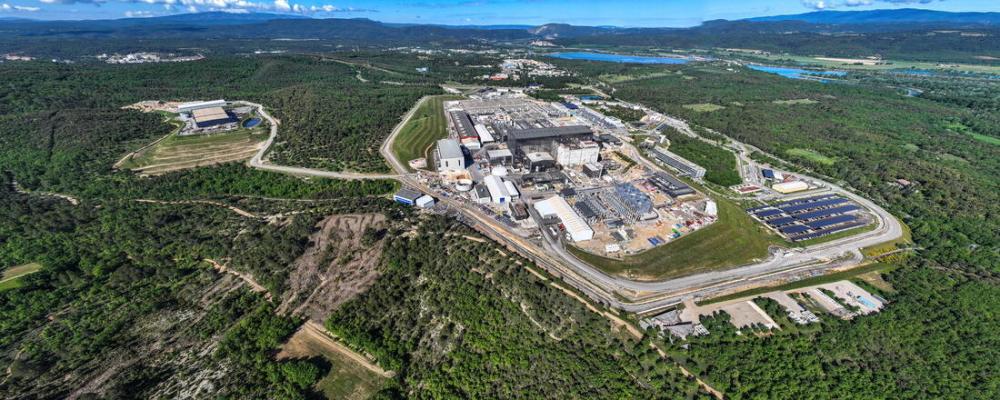 ITER-anläggningen ligger i det sydfranska området Cadarache och upptar ett område på 180 hektar – fyra gånger större än Vatikanstaten, men något mindre än furstendömet Monaco. Marken uppläts av Frankrike till ITER-organisationen år 2010 och kommer att återlämnas efter att det vetenskapliga programmet är avslutat. Foto: ITER