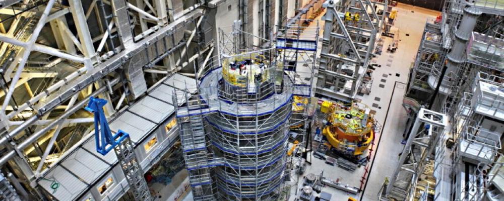 Fem av sex moduler i ITER:s centrala solenoid har installerats. Foto: ITER:s organisation