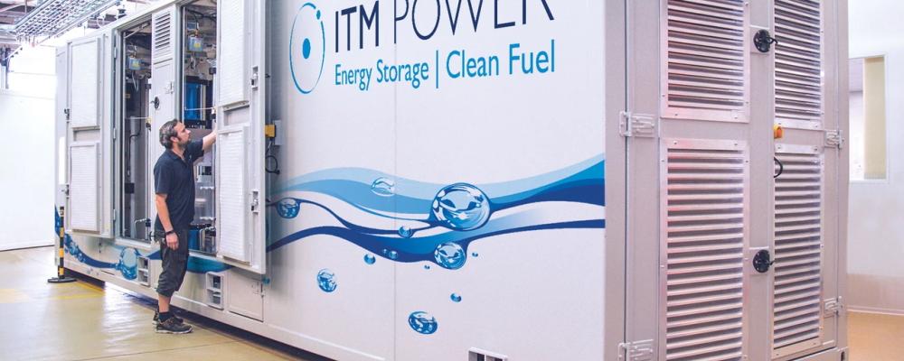 En anställd vid ITM Powers elektrolysörfabrik i Sheffield, England. Foto: ITM Power