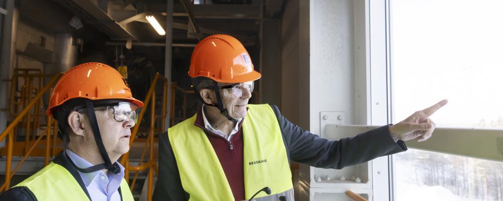 Jan Ridfeldt (vd och koncernchef, Umeå Energi, till vänster) och Claes Fredriksson (vd och grundare, Liquid Wind, till höger) blickar ut över platsen där Flagship 3 ska byggas.Pressbild: Malin Grönborg