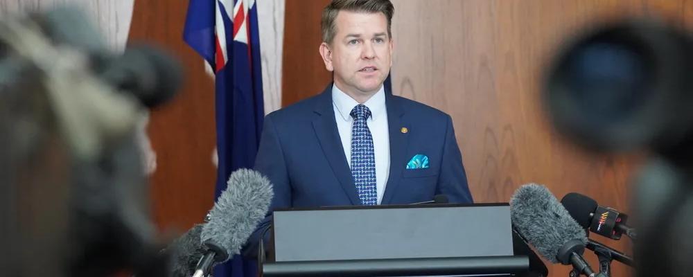 Bleijie underströk i parlamentet att regeringen ser långsiktigt på energipolitiken:
– Diplomati är alltid långsiktig. Jag skulle inte lägga alltför stor vikt vid att det nu råder lågkonjunktur i Australien vad gäller handelspolitiken, utan snarare fokusera på långsiktigheten, att vi har en sådan här stödpelare för företagen nu och i framtiden, sade han enligt Recharge. Foto: Jarrod Bleijies officiella hemsida.